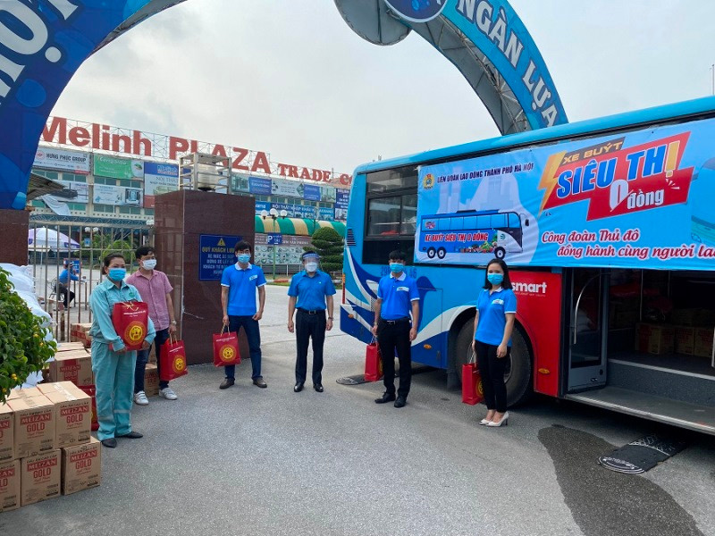 Công nhân Công ty cổ phần đại siêu thị Mê Linh nhận quà từ “Xe buýt siêu thị 0 đồng”.