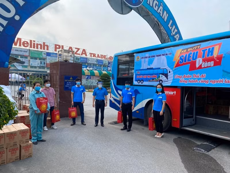 Công nhân Công ty cổ phần đại siêu thị Mê Linh nhận quà từ “Xe buýt siêu thị 0 đồng”.