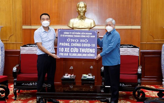 Chủ tịch Ủy ban Trung ương MTTQ Việt Nam Đỗ Văn Chiến trao thư cảm ơn Công ty Cổ phần Liên doanh ô tô Huyndai Thành Công Việt Nam. 