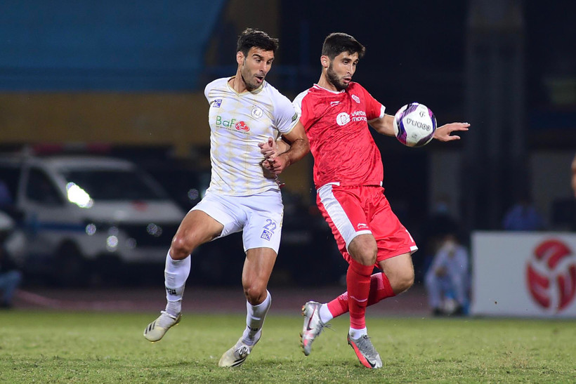 Các ngoại binh của Hà Nội và Viettel đối đầu. (Ảnh: TRẦN HẢI)