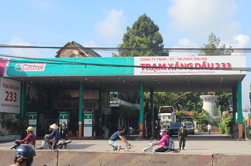 Lực lượng công an phong tỏa để khám xét cây xăng 233.