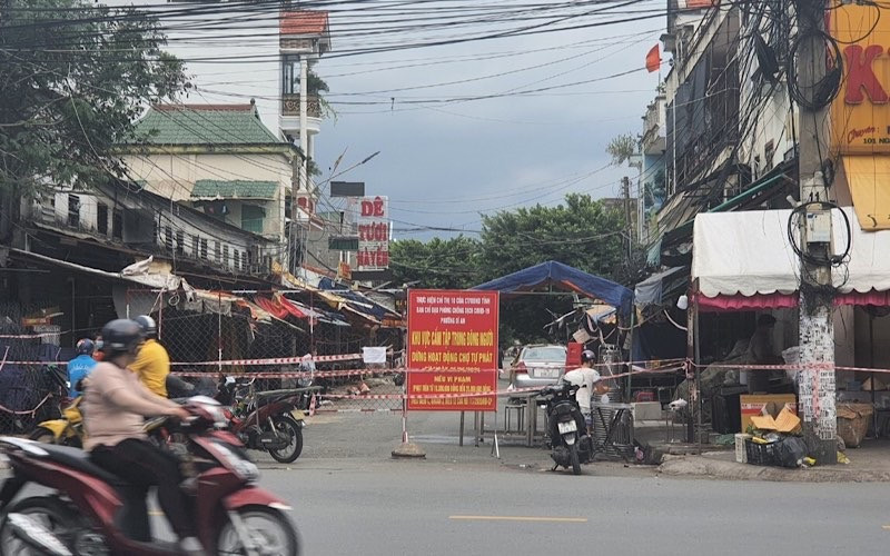 Phong tỏa một khu vực liên quan ca mắc Covid-19 tại khu phố Nhị Đồng, phường Dĩ An, thành phố Dĩ An.