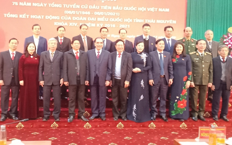 Nguyên Tổng Bí thư Nông Đức Mạnh, Phó Thủ tướng Chính phủ, Bộ trưởng Ngoại giao Phạm Bình Minh, lãnh đạo và nguyên lãnh đạo tỉnh cùng các ĐBQH tỉnh Thái Nguyên khoá 14. 