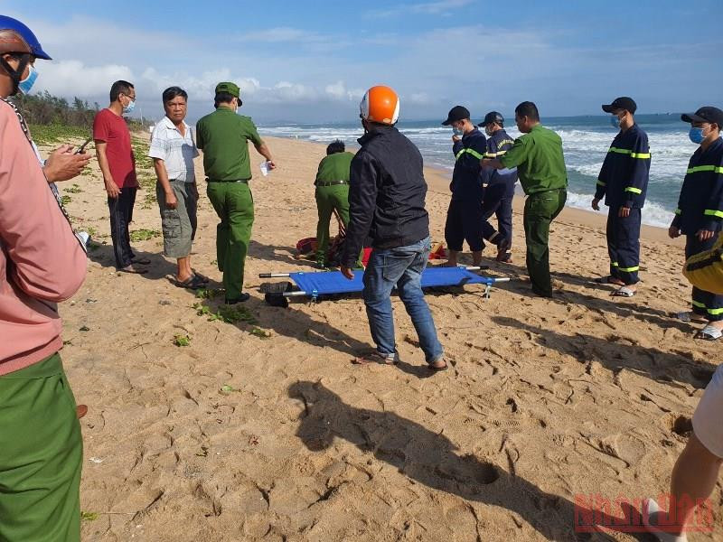 Lực lượng cứu hộ đưa nạn nhân mới bị đuối nước sáng 17/2, tại bờ biển thành phố Tuy Hòa lên bờ.