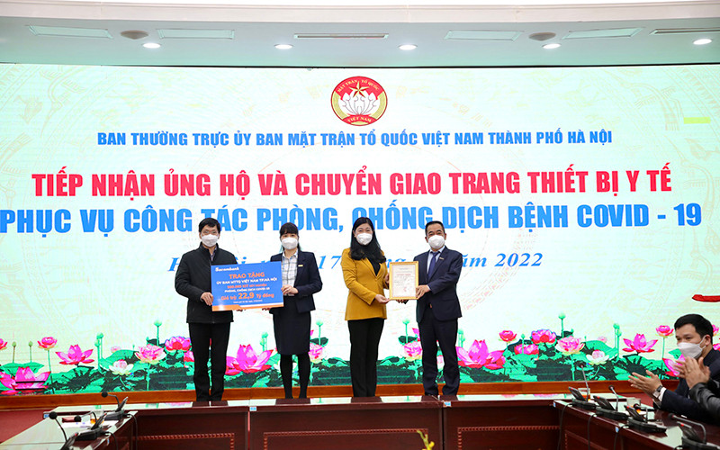 Đại diện Mặt trận tổ quốc thành phố tiếp nhận hỗ trợ từ các doanh nghiệp