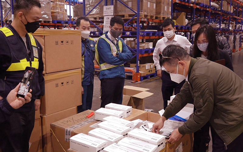 Cơ quan hải quan bắt giữ hơn 85.000 test nhanh Covid-19 nhập lậu từ Hàn Quốc.