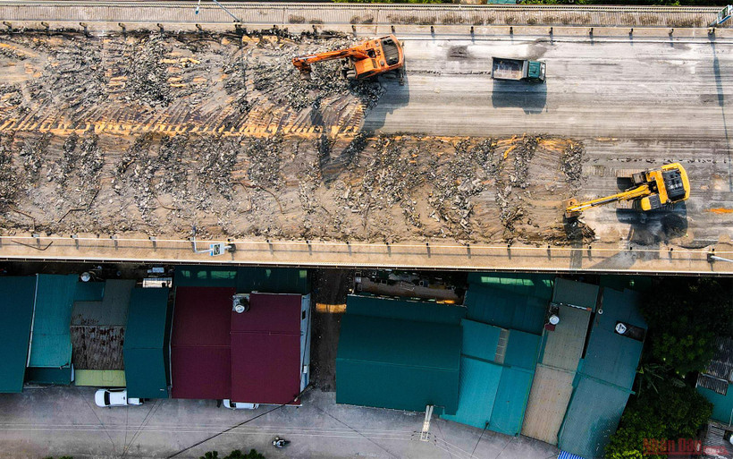 Cận cảnh công trường sửa chữa, nâng cấp mặt cầu Thăng Long