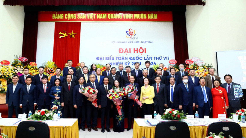 Lãnh đạo Đảng, Nhà nước và các đại biểu dự Đại hội chụp ảnh lưu niệm. (Ảnh: TTXVN) 