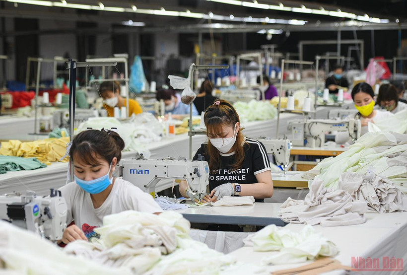Công ty may Hoàng Sơn (KCN Ngọc Hồi, huyện Thanh Trì, Hà Nội) phấn đấu hoàn thành các chỉ tiêu, kế hoạch ở mức cao nhất. (Ảnh: THÀNH ĐẠT) 