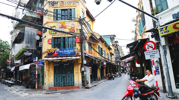 Dịch Covid-19 khiến công việc kinh doanh của nhiều cửa hàng trên phố Tạ Hiện khó khăn.