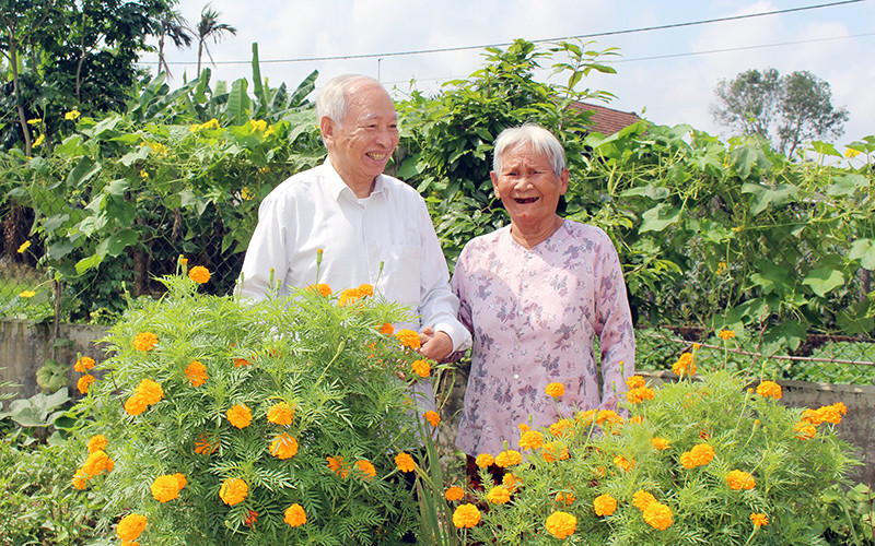 Mẹ Trần Thị Ðạo và ông Lê Văn Hoan, cán bộ cách mạng, mẹ từng nuôi giấu.