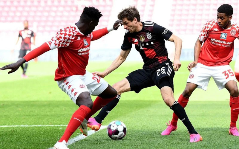 Bayern Munich (áo đen) lỡ cơ hội vô địch sớm sau trận thua sốc trước Mainz. (Ảnh: FC Bayern Munich)