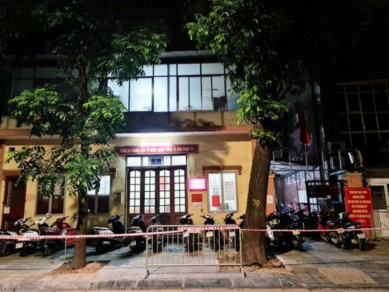 Phong tỏa tạm thời trụ sở Công an phường Lê Đại Hành. (Ảnh: HỮU HOÀNG)