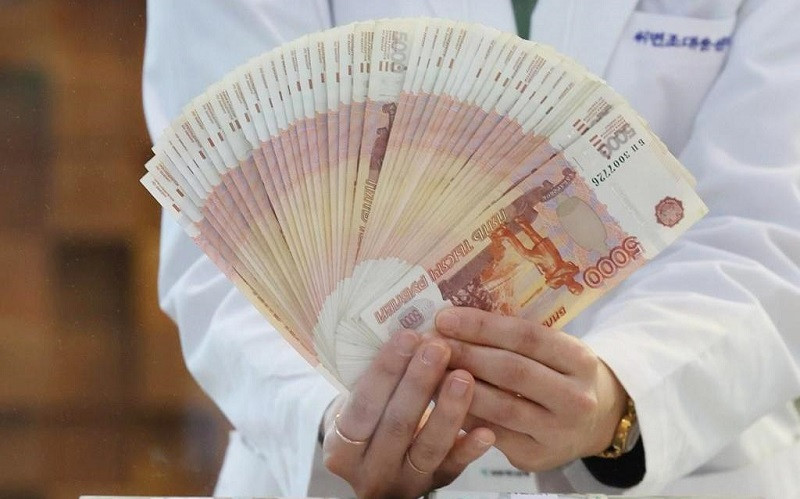 Đồng ruble của Nga tại Ngân hàng ở Seoul, Hàn Quốc. (Ảnh: YONHAP/TTXVN)
