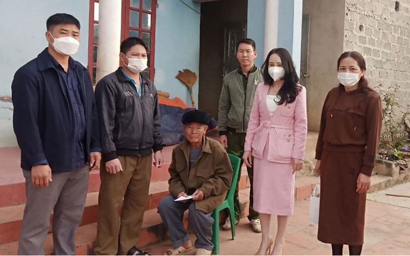 Bà Tống Thị Hương Giang, Phó Chủ tịch UBND huyện Sơn Động (thứ 2 từ phải sang) đến thăm và động viên gia đình em học sinh tử vong sau tiêm phòng.