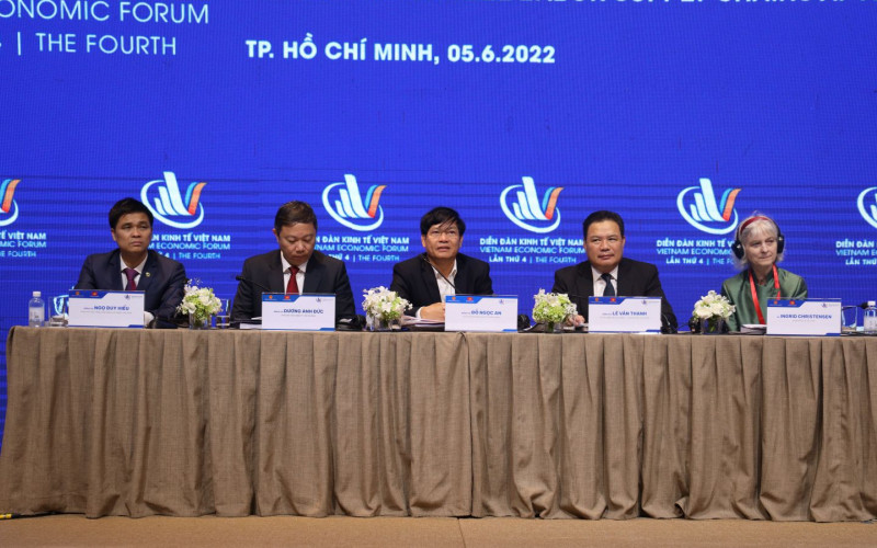 Đoàn chủ tọa Hội thảo. (Nguồn: kinhtetrunguong.vn)