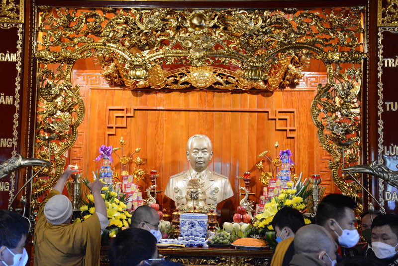 Nhân dân xã Mường Phăng, thành phố Điện Biên Phủ dâng hương, tưởng nhớ Đại tướng Võ Nguyên Giáp tại khu tưởng niệm.