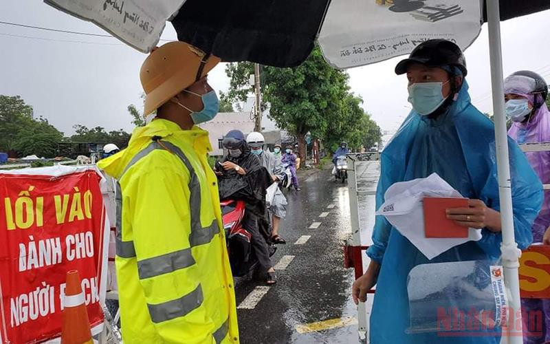 Người dân gặp khó khăn khi muốn vào TP Đà Nẵng mà thiếu nhiều thủ tục, giấy tờ liên quan theo văn bản cũ.
