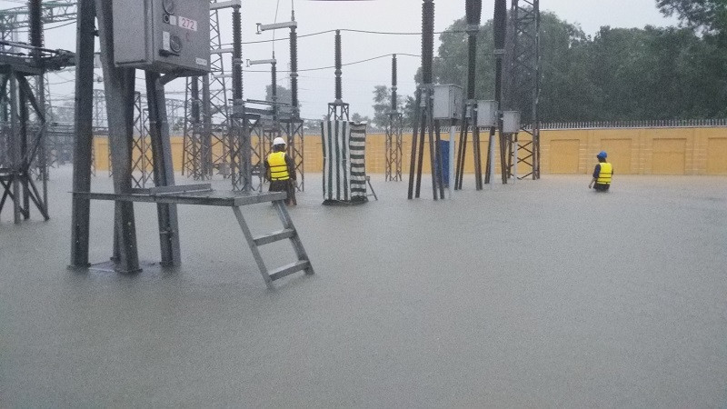 Công nhân đang khơi thông, tạo dòng thoát nước ra khỏi Trạm biến áp 220kV Huế.