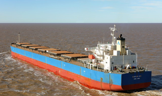 Tàu FORTUNE IRIS cứu ba thuyền viên bị trôi dạt trên biển.