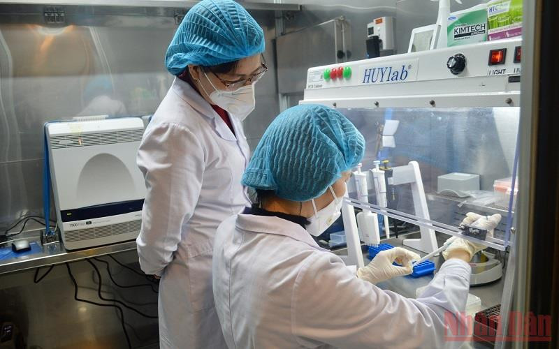 Phòng xét nghiệm hiện đại được trang bị trên xe lưu động trị giá 15 tỷ đồng.