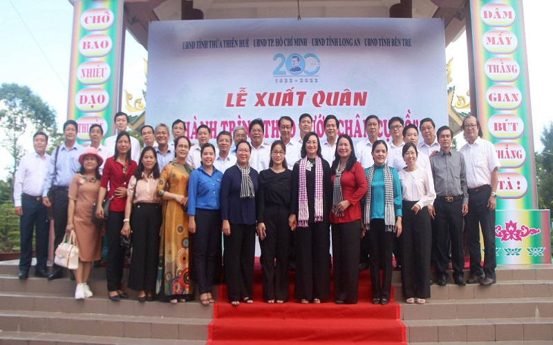 Đại biểu tham dự lễ xuất quân tại Di tích quốc gia đặc biệt Mộ và Khu lưu niệm Nguyễn Đình Chiểu.