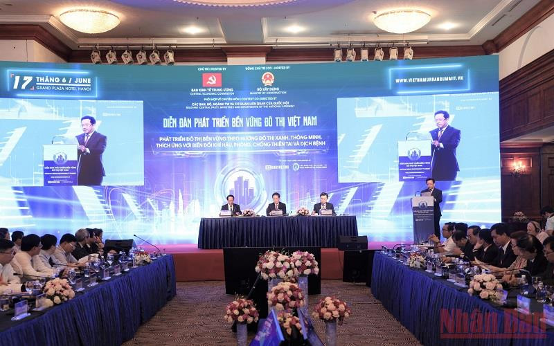 Quang cảnh phiên toàn thể Diễn đàn phát triển bền vững đô thị Việt Nam, ngày 17/6. 