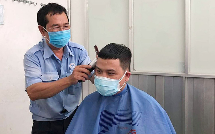 Y, bác sĩ Bệnh viện Thống Nhất cắt tóc trước khi vào tâm dịch - một hình ảnh đầy cảm hứng. Ảnh: Bệnh Viện Thống Nhất