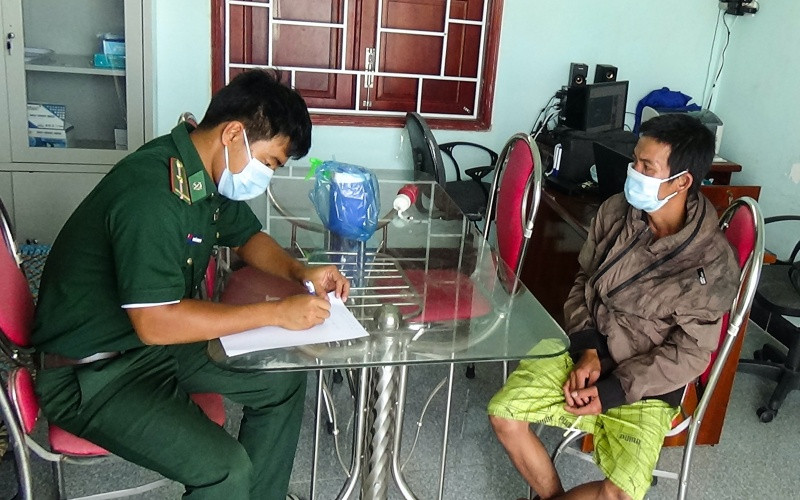 Cán bộ Trạm kiểm soát biên phòng Mỹ Thanh, Đồn Biên phòng Trung Bình, BĐBP Sóc Trăng đang làm các thủ tục bàn giao ngư dân gặp nạn cho người nhà.