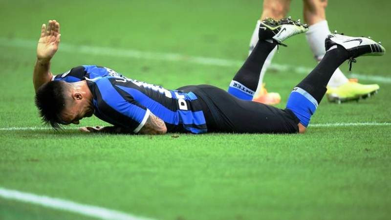 Tiền đạo Lautaro Martinez thất vọng sau trận hòa của Inter Milan trước Fiorentina. (Ảnh: Reuters)