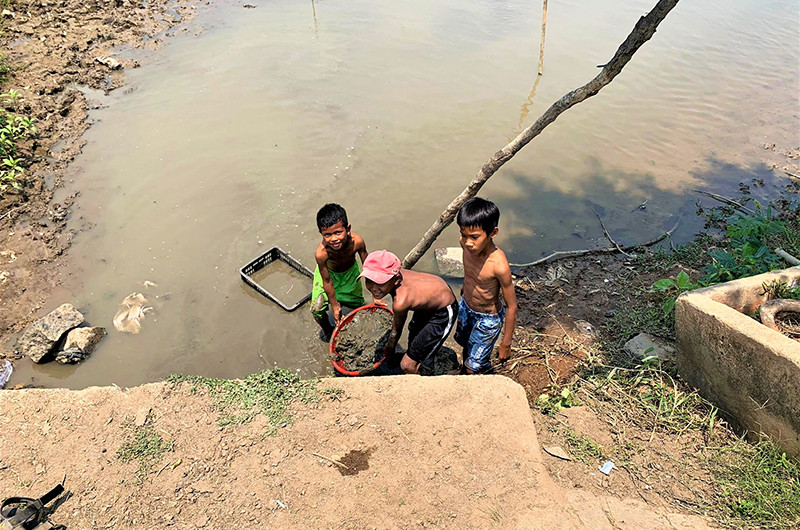 Thời tiết nóng bức nên trẻ nhỏ ở nông thôn thường ra các ao hồ, sông suối để tắm nên nguy cơ đuối nước cao. Vì vậy, các bậc phụ huynh cần quan tâm quản lý con em mình.