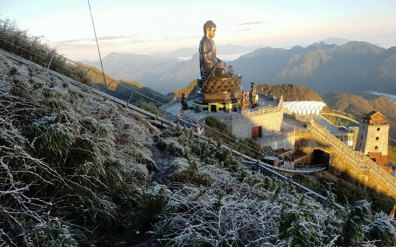 Sương muối phủ trắng đỉnh Fansipan, ngày 18/1/2022. (Ảnh: TTXVN)