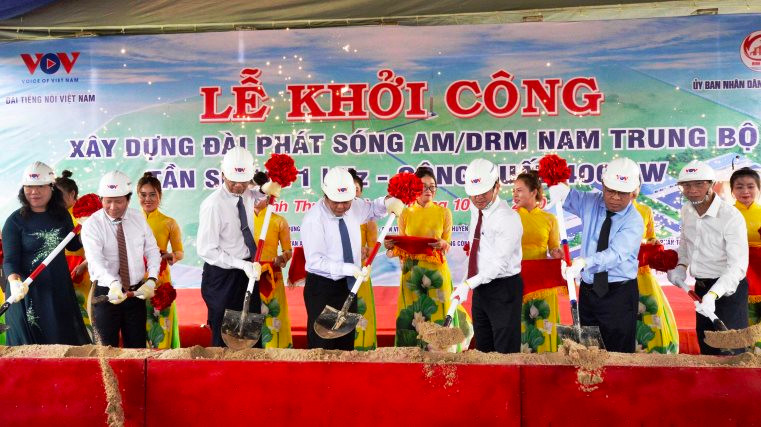 Các đại biểu thực hiện nghi thức khởi công dự án.