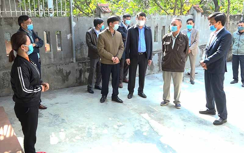 Lãnh đạo cùng các thành viên đoàn công tác ở huyện Quảng Xương kiểm tra người có yếu tố dịch tễ liên quan cách ly tại gia đình.