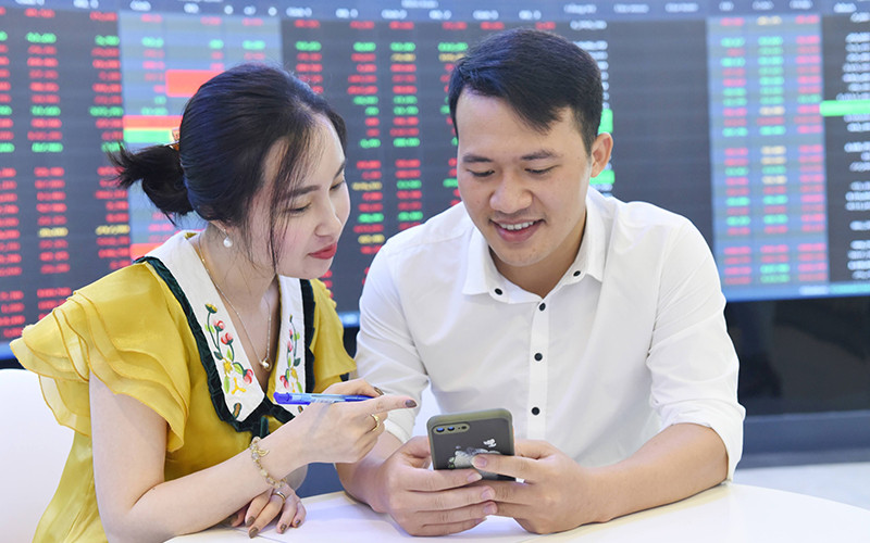 Nhà đầu tư theo dõi thị trường chứng khoán. Ảnh: Dũng Minh