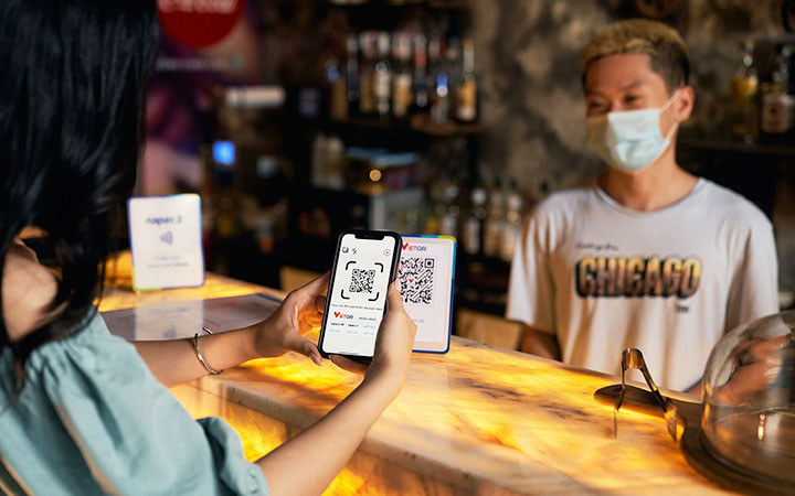 Người dân thực hiện thanh toán qua app của ngân hàng được miễn phí giao dịch.