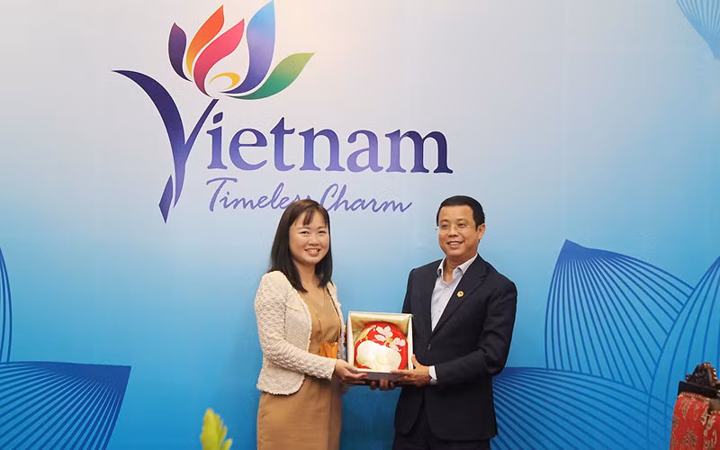 Phó Tổng cục trưởng Nguyễn Lê Phúc tặng quà kỷ niệm cho bà Teresa Tan. (Ảnh: TITC) 