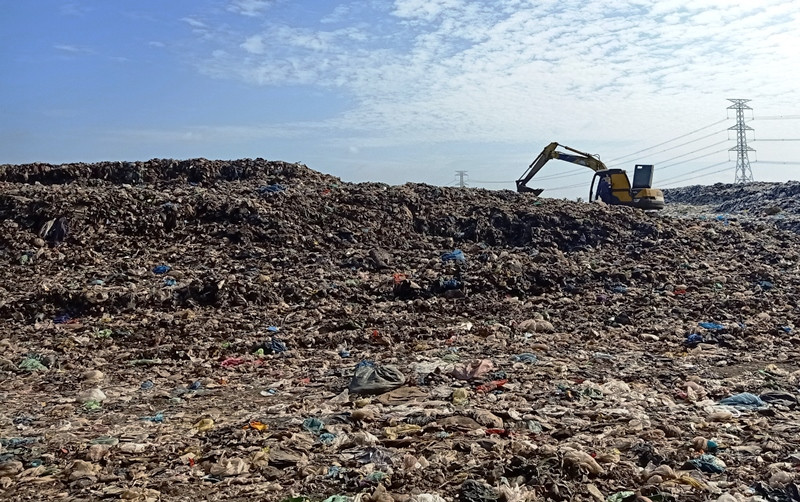 Bãi rác TP Trà Vinh đang là cơ sở gây ô nhiễm nghiêm trọng vì hàng trăm nghìn tấn rác thải ùn ứ hàng chục năm.