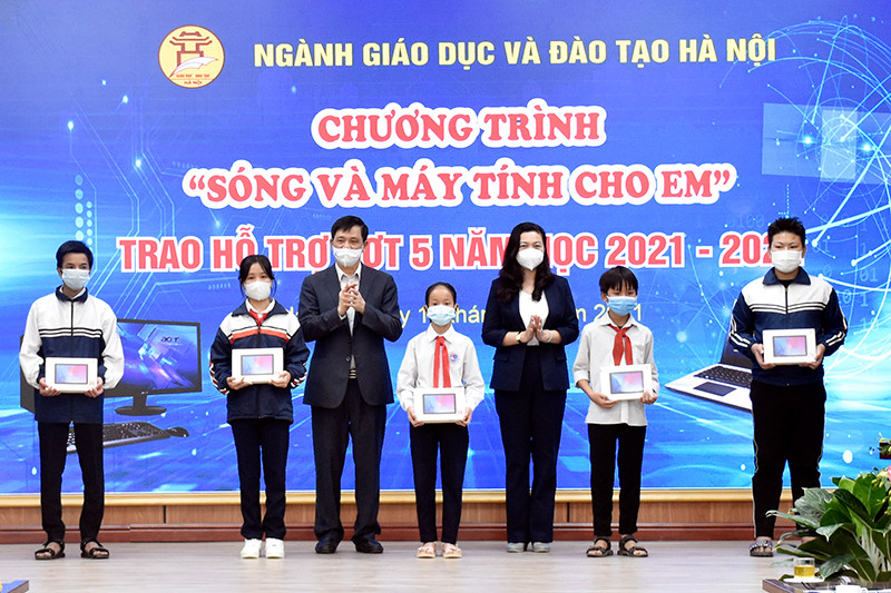 Các Phó giám đốc Sở: Phạm Xuân Tiến, Trần Lưu Hoa trao máy tính cho đại diện các em học sinh có hoàn cảnh khó khăn huyện Ba Vì.