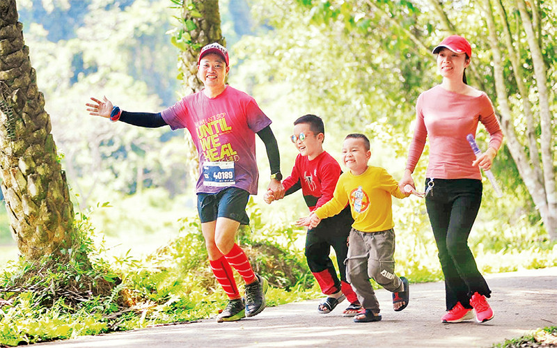 Các em nhỏ tận hưởng những ngày hè vui tươi, thoải mái sau những ngày học tập căng thẳng. (Ảnh NGUYỄN BÁ PHÚC)