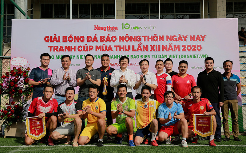 Ban Tổ chức, khách mời chụp ảnh lưu niệm với đại diện các đội bóng tham gia Giải đấu.