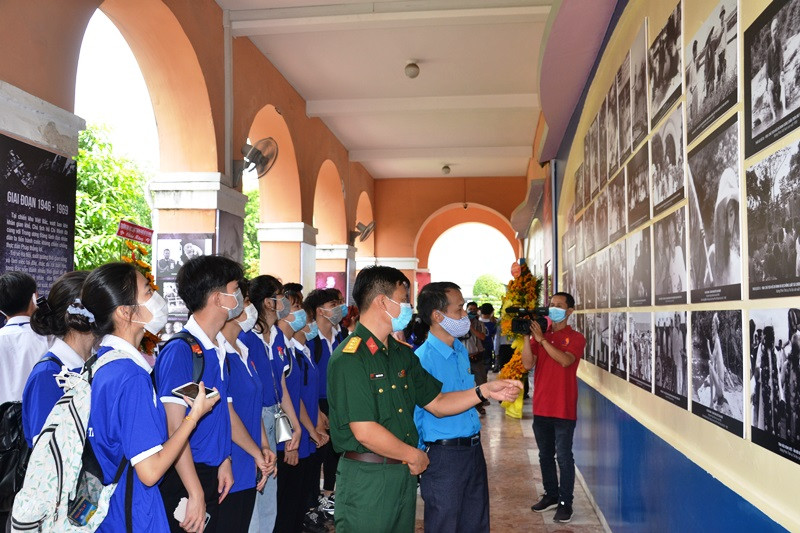 Khách tham quan triển lãm trong buổi khai mạc.