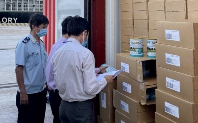 Lấy mẫu kiểm tra lô 22.000 hộp sữa tại cảng Cát Lái chiều 12/11. (Ảnh: Cục Hải quan TP Hồ Chí Minh)