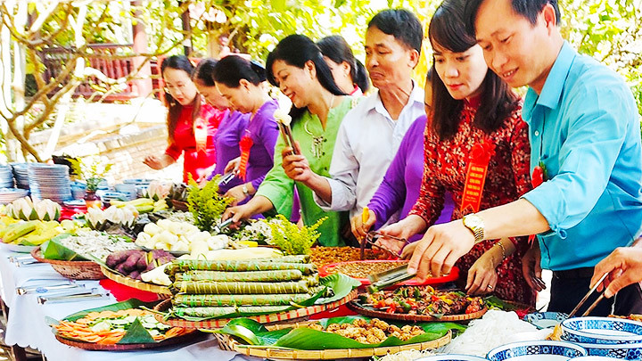 Du khách trải nghiệm các món ẩm thực truyền thống tại Làng du lịch sinh thái cộng đồng Thái Lai.