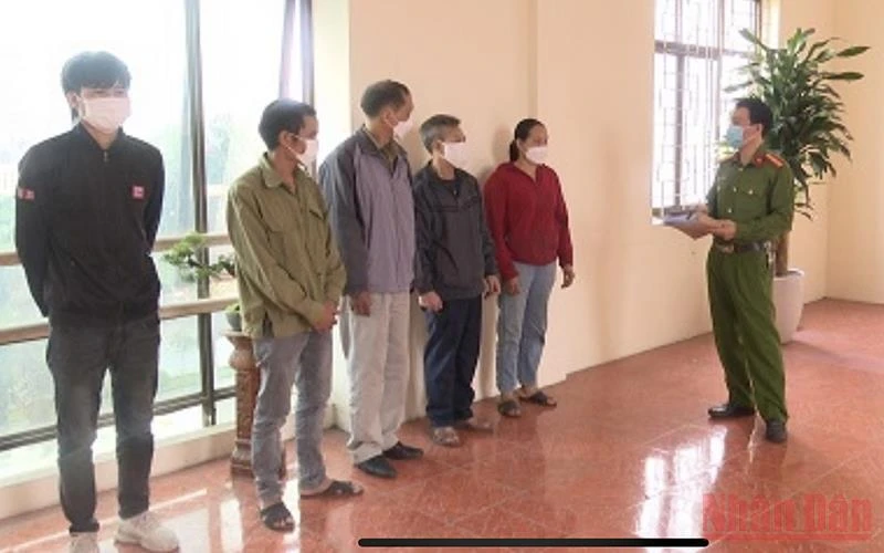 Các đối tượng sản xuất, buôn bán hàng giả vừa bị khởi tố.