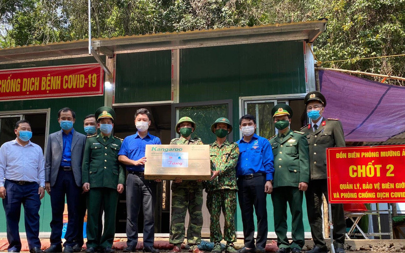 Thăm, tặng quà cho các chiến sĩ tại các điểm chốt phòng chống dịch Covid-19. (Ảnh: Tỉnh đoàn Nghệ An)