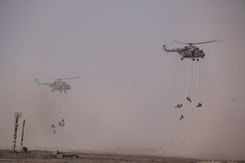 Lính đổ bộ từ trên không trong cuộc tập trận. (Ảnh THANH THỂ)