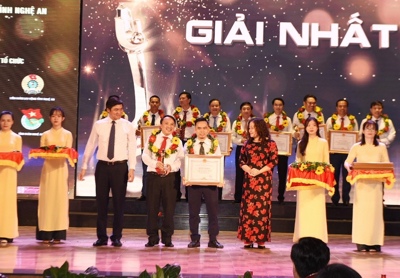 Trao giải nhất cho nhóm tác giả đoạt giải sáng tạo KH&CN Nghệ An năm 2020.
