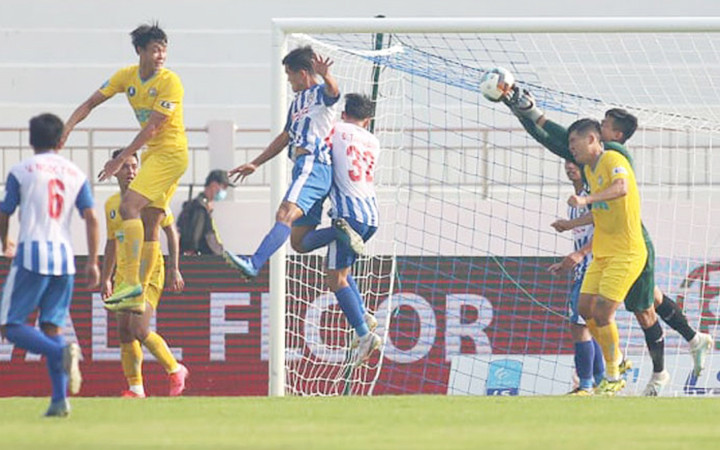 Pha ghi bàn của các cầu thủ Bà Rịa - Vũng Tàu (áo sọc xanh). Ảnh: VPF