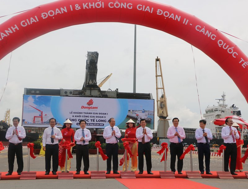 Phó Thủ tướng Thường trực Chính phủ Trương Hòa Bình cùng lãnh đạo các bộ, ngành Trung ương, lãnh đạo tỉnh Long An cắt băng khánh thành Cảng quốc tế Long An giai đoạn 1.